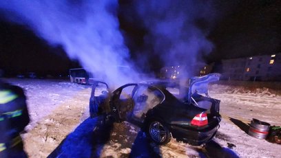 FOTO: Driftování na Pardubicku mělo pro řidiče BMW nebezpečný konec. Motor totiž začal hořet a z vozidla nenechal skoro nic. Automobil byl celý v plamenech už při příjezdu hasičů. K nehodě došlo 8. února večer.