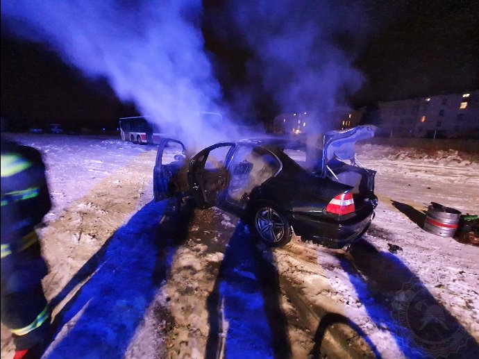 FOTO: Driftování na Pardubicku mělo pro řidiče BMW nebezpečný konec. Motor totiž začal hořet a z vozidla nenechal skoro nic. Automobil byl celý v plamenech už při příjezdu hasičů. K nehodě došlo 8. února večer. – stránka 395