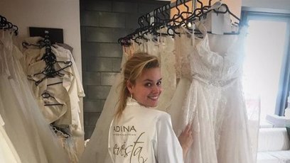 FOTO: Patricie si výběr svatebních šatů užívala.