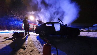 FOTO: Driftování na Pardubicku mělo pro řidiče BMW nebezpečný konec. Motor totiž začal hořet a z vozidla nenechal skoro nic. Automobil byl celý v plamenech už při příjezdu hasičů. K nehodě došlo 8. února večer.