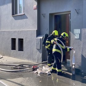 Hasiči obyvatele domu museli evakuovat.