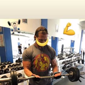 Postavu má lepší než mnoho mužů.