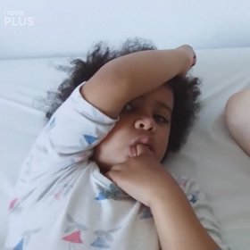 S dcerami pomáhá Miroslavovi babička a děda.