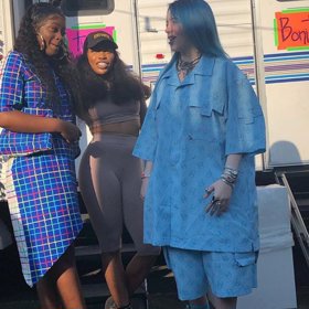 Většinou je viděna ve vytahaném oblečení.