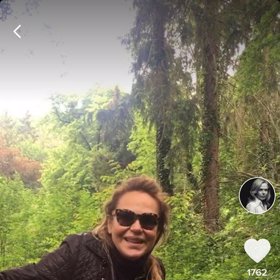 Přidává videa, kde se prochází Prahou nebo lesem.