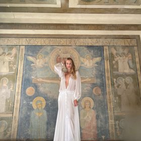 Jitka Nováčková v šatech Jiřího Kalfara.