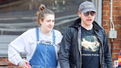 FOTO: Zatímco Rupert ho nosí na pravé ruce. Je tedy o zásnubní prsten?