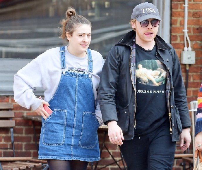 FOTO: Zatímco Rupert ho nosí na pravé ruce. Je tedy o zásnubní prsten? – stránka 31