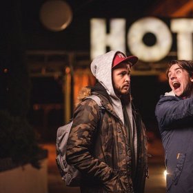 Komedie Shoky & Morthy: Poslední velká akce je o honbě za sledovaností, natáčení videí na hraně i opožděném dospívání.