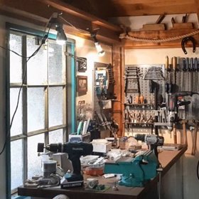 Zpěvák ve své dílně.