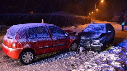 FOTO: Při čelním střetu dvou osobních aut na Vsetínsku byli zranění čtyři účastníci