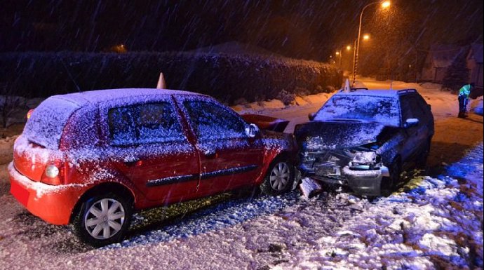 FOTO: Při čelním střetu dvou osobních aut na Vsetínsku byli zranění čtyři účastníci – stránka 484
