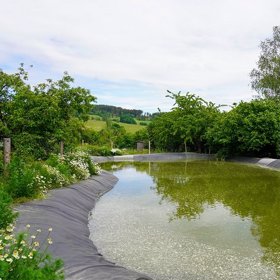 Zajímavostí na farmě jsou retenční nádrže