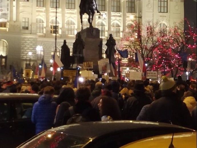FOTO: Lidé si přeji demisi. – stránka 1622
