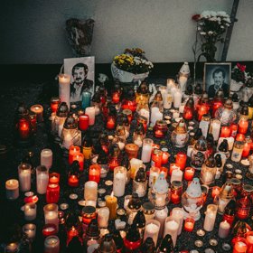 Na jeho památku lidé zapalují svíčky.