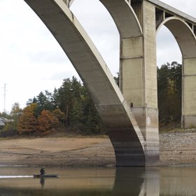 Žďákovský most je proslulý. Zde se orlický gang zbavoval svých obětí.