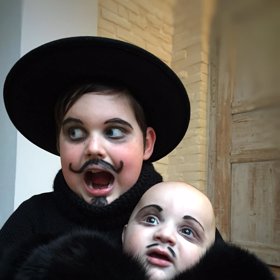 Quentin a Sven jako Addamsova rodina.