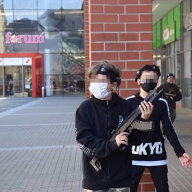 Hazard se životem? Děti se zbraněmi v Ústí vyvolaly poprask, hrozí jim pokuta až 10 tisíc.