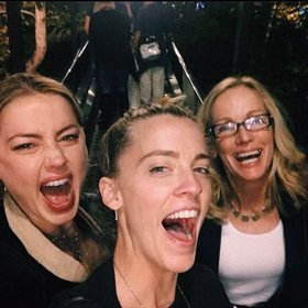 Poslední společnou selfie, kde je i sestra Whit, je tato z MDŽ.