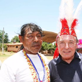 Karel Gott s domorodcem v Paraguai, kam se dostal s Amforou.