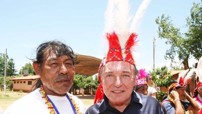 FOTO: Karel Gott s domorodcem v Paraguai, kam se dostal s Amforou.