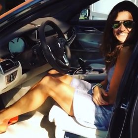 Takhle to Petře s novým autem sluší.