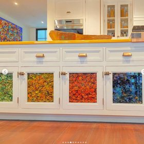 Skříňky má vyzdobené obarvenými těstovinami.