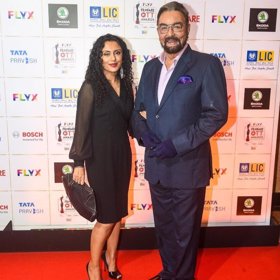 Kabir Bedi žije se svou manželkou v Bombaji a na fotkách z nich čiší láska.