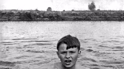 FOTO: Jan během koupání na výletě s rodinou.