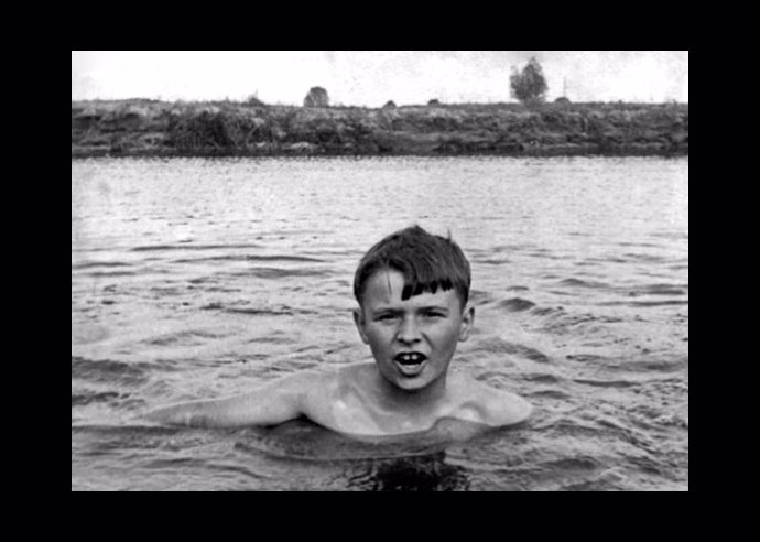 FOTO: Jan během koupání na výletě s rodinou. – stránka 89