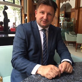 Velvyslanec ČR na Slovensku Tomáš Tuhý přišel do diplomacie z bezpečnostních složek. V letech 2014 až 2018 byl českým policejním prezidentem.