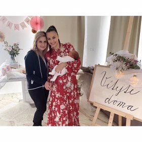 Uvítací party se skvěle vydařila.