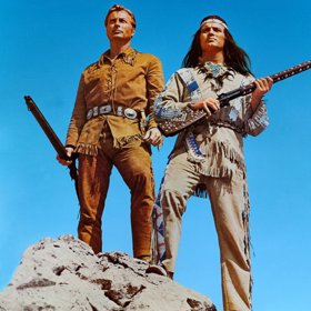 Lidé kolem něj procházeli a nevšímali si ho.