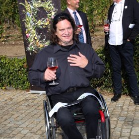 Od té doby byl upoután na invalidní vozík.