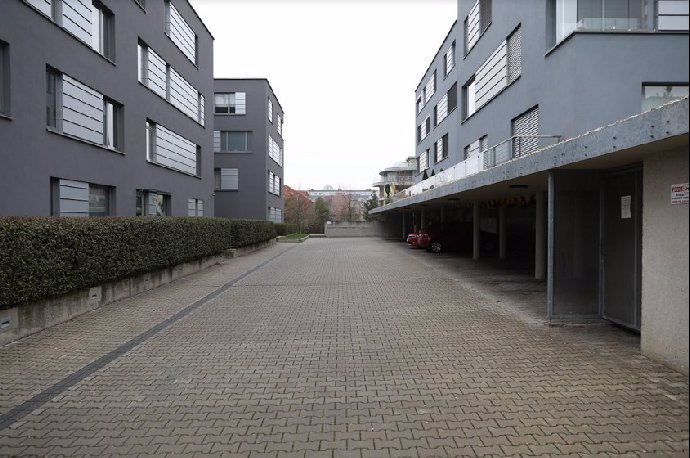FOTO: Jde o komplex budov. – stránka 785