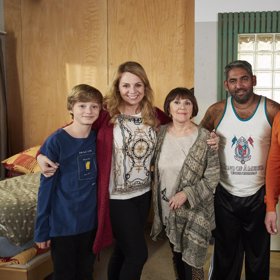 Navíc bude muset brzy vyplatit bratrovi Bobovi a jeho ženě Heluš milion.