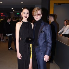 Zatímco Denisa Spergerová předvedla krásnou černou róbu, Adam Mišík to nevychytal s účesem.