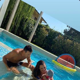 S partnerem Alessandrem do něj vzali vykoupat i maličkou Vivienne.