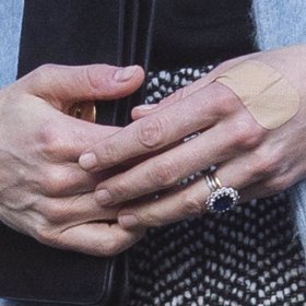 Kate si většinou nehty nelakuje, nebo jen bezbarvým lakem.