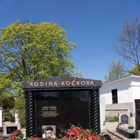 Před kostelem bylo několik desítek lidí, ale poté jeli všichni domů.