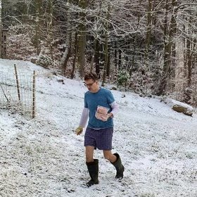 Patrik Hartl na chalupě.