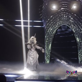 Pod maskou Jednorožce se skrývala krásná herečka a zpěvačka.