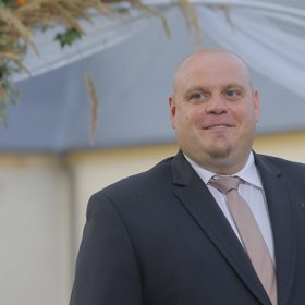 Lidé postupně přestávají důvěřovat celému konceptu show a myslí si, že je vše jen nahrané.