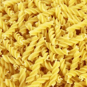 Lidé nakupují ve velkém i těstoviny.