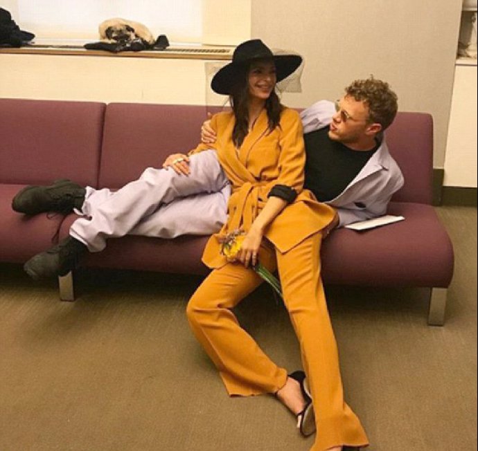 Foto k tématu Emily Ratajkowski – stránka 125