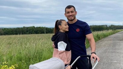 FOTO: Šťastní rodiče na první procházce s kočárkem.