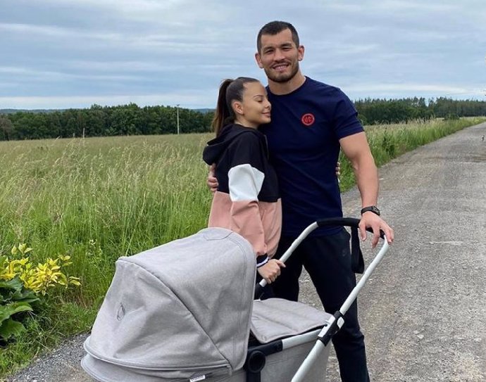 FOTO: Šťastní rodiče na první procházce s kočárkem. – stránka 588