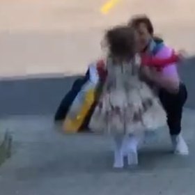 Dívenka babičce ihned skočila do náruče.