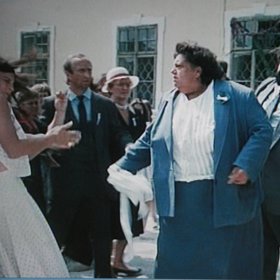 Růžičkové nejslavnější role. Jako Škopková táhla celé Slunce seno, tady snad ani Růžičková nehrála, prostě přišla a existovala ve filmu.