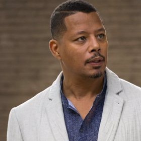 Terrence Howard se objevil v prvním filmu Iron Man a měl hrát i v tom druhém. Za první si vydělal 3 a půl milionu a za druhý chtěl 8, hlavní hvězda ale měla dostat víc a na jeho požadavky nebyl rozpočet. Ze spolupráce sešlo, protože mu milion nestačil.
